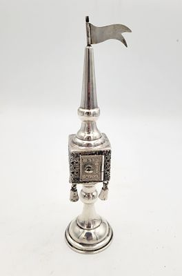 מגדל בשמים להבדלה, וינטג' נדיר, בצורת משושה, הדפנות עשויים עיטורי פיליגרן, עם פעמונים בצלעותיו