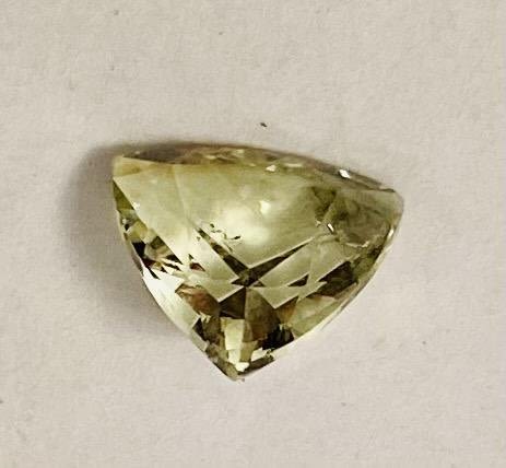 Lot 181: Chrysoberyl trillion cut gemstone