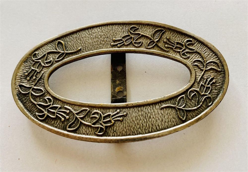 Lot 186: Oval vintage belt buckle