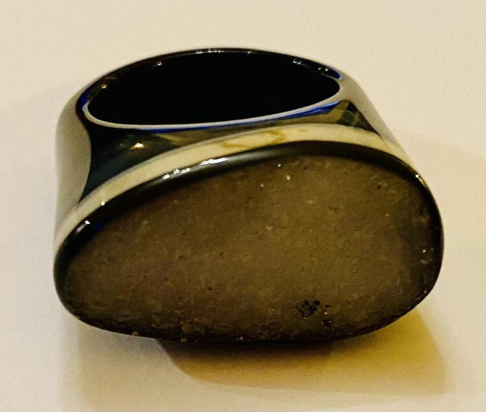 Lot 216: Banded agate druzy ring
