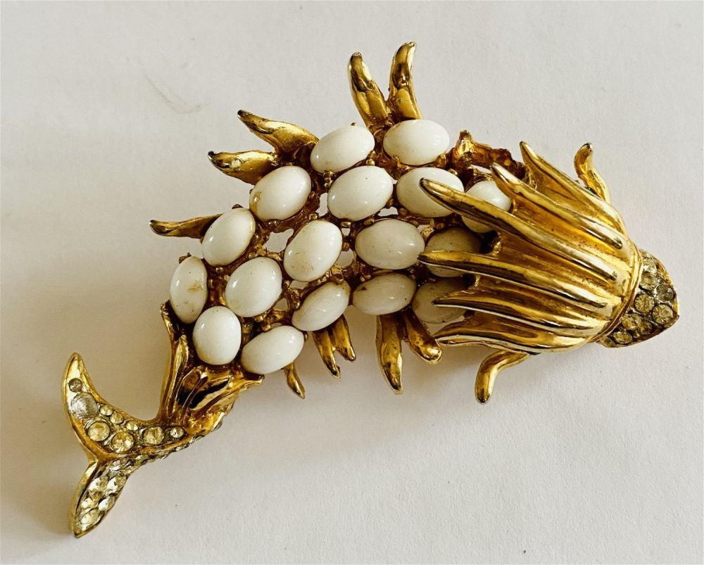 Lot 227: Great fish pin with stones across