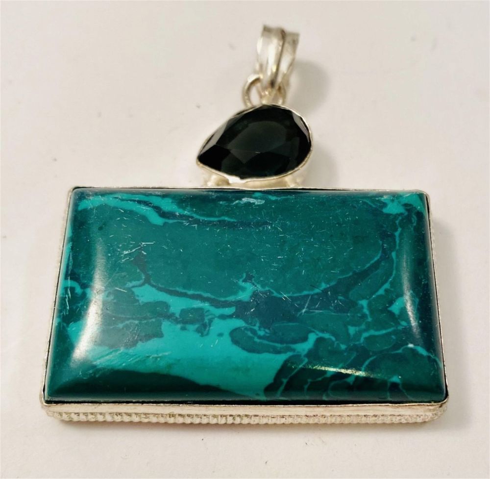 Lot 235: Malachite cabochon sterling pendant