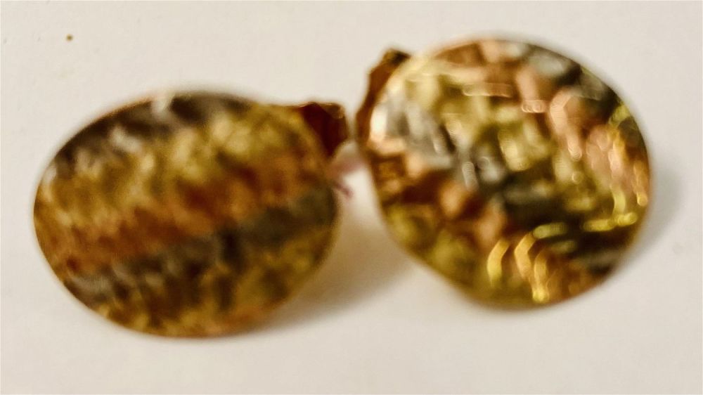 Lot 237: 14kt gold earrings oval