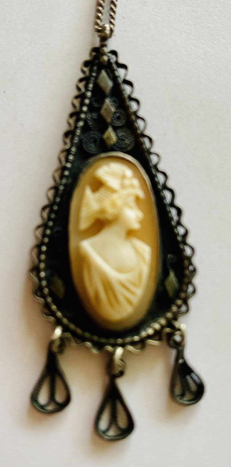Lot 238: Antique cameo necklace/chain