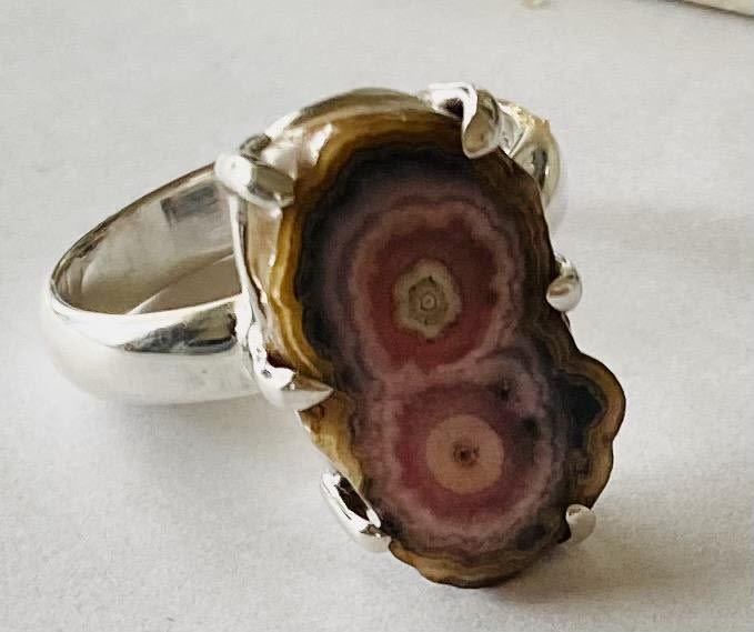 Lot 256: Rhodochrosite sterling ring -pink/green