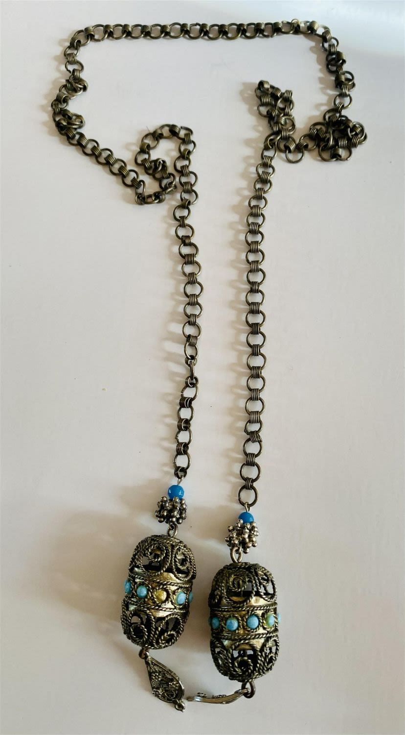 Lot 259: Necklace with gemstone beads vintage