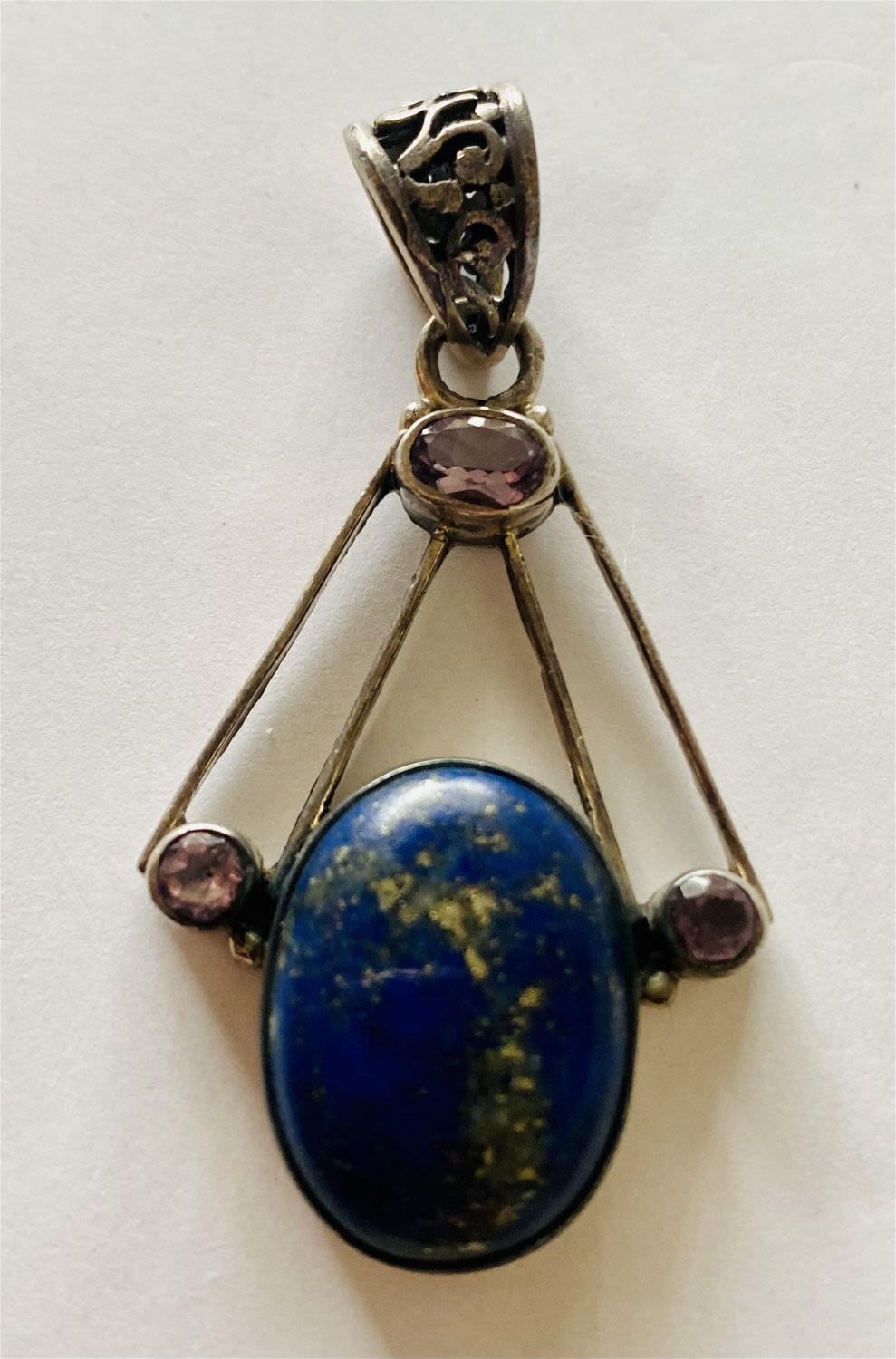 Lot 406: Lapis lazuli pendant with amethysts
