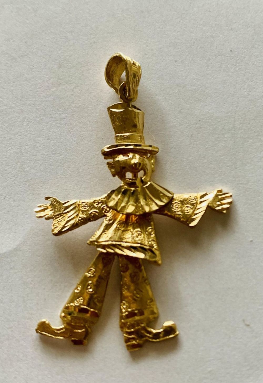 Lot 410: 14k clown pendant reticulated