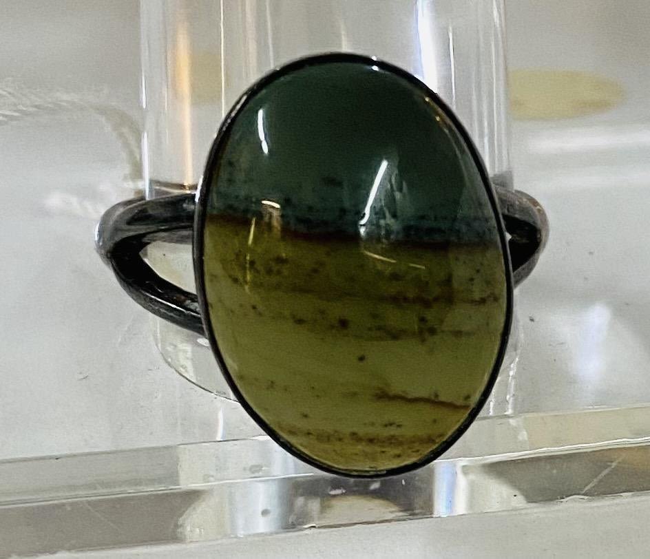Lot 197: Vintage picture agate ring