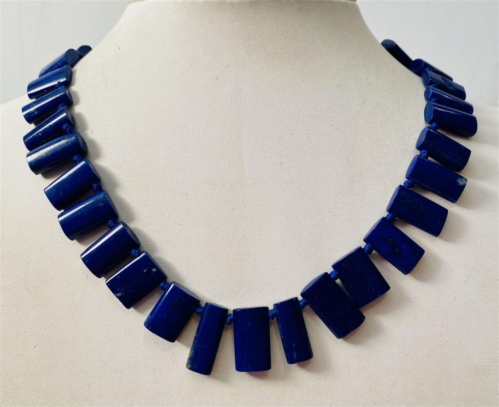 Lot 431: Lapis lazuli necklace blue cobalt