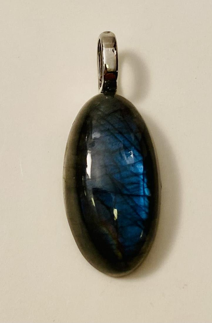 Lot 190: Labradorite pendant blue green