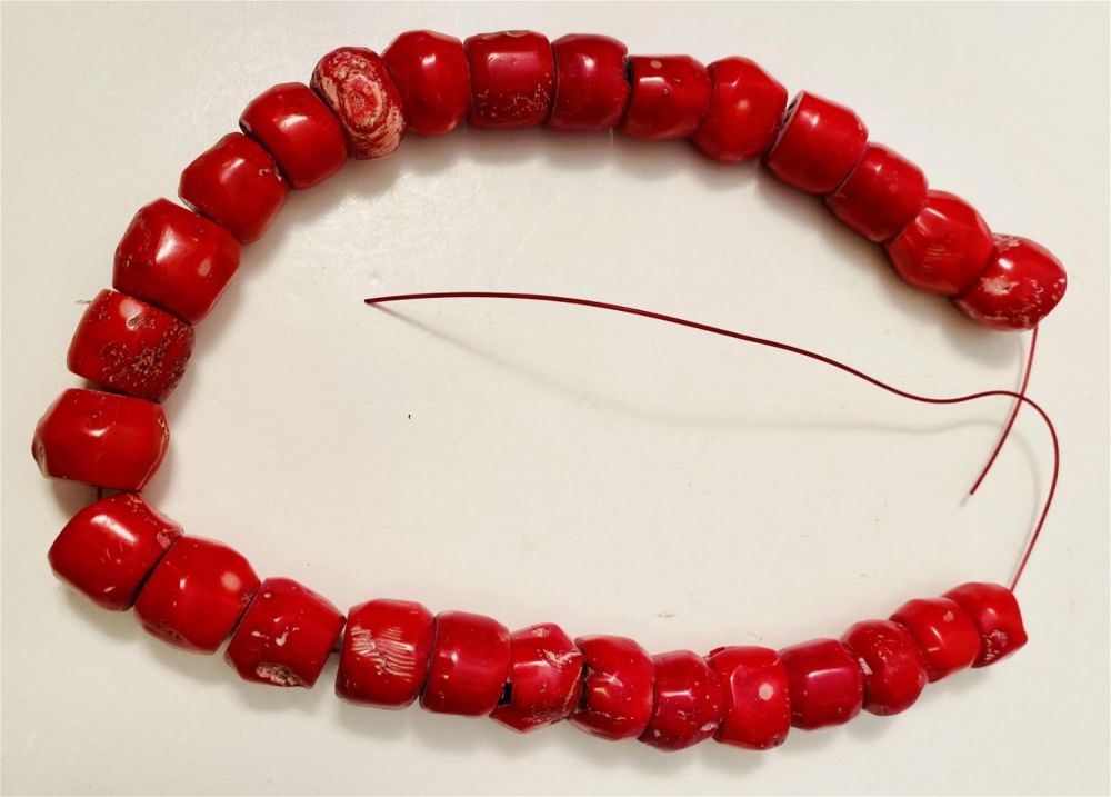 Lot 200: Red coral beads drilled