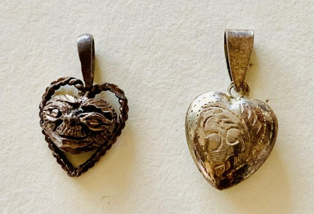 Lot 222: Heart pendants vintage puff