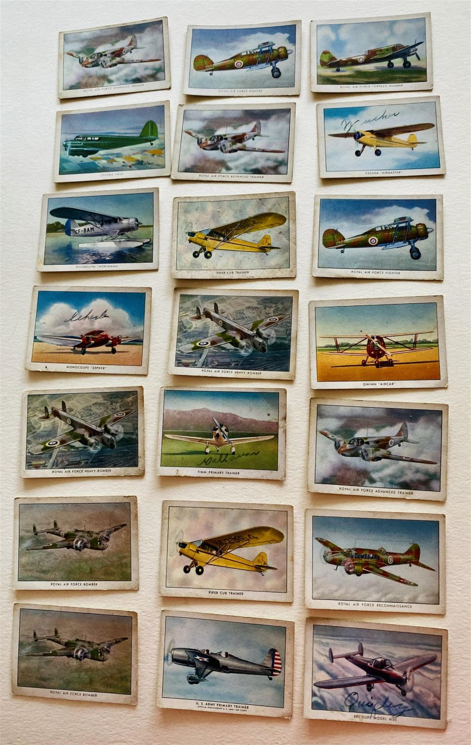 Lot 225: Collection of airplane cigarette cards