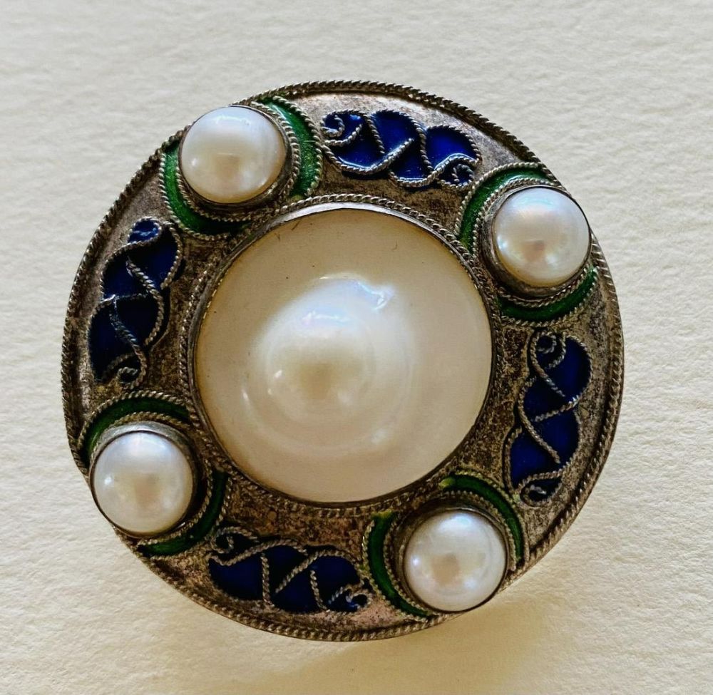 Lot 321: Enamel sterling blister pearl pin/pendant