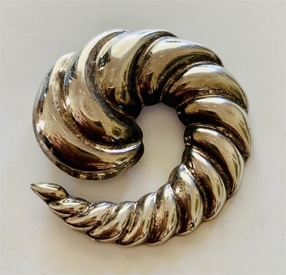 Lot 325: Sterling vintage Mexican pin