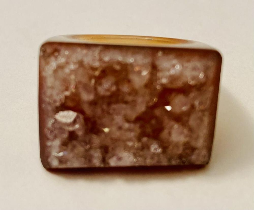 Lot 334: Druzy banded agate ring