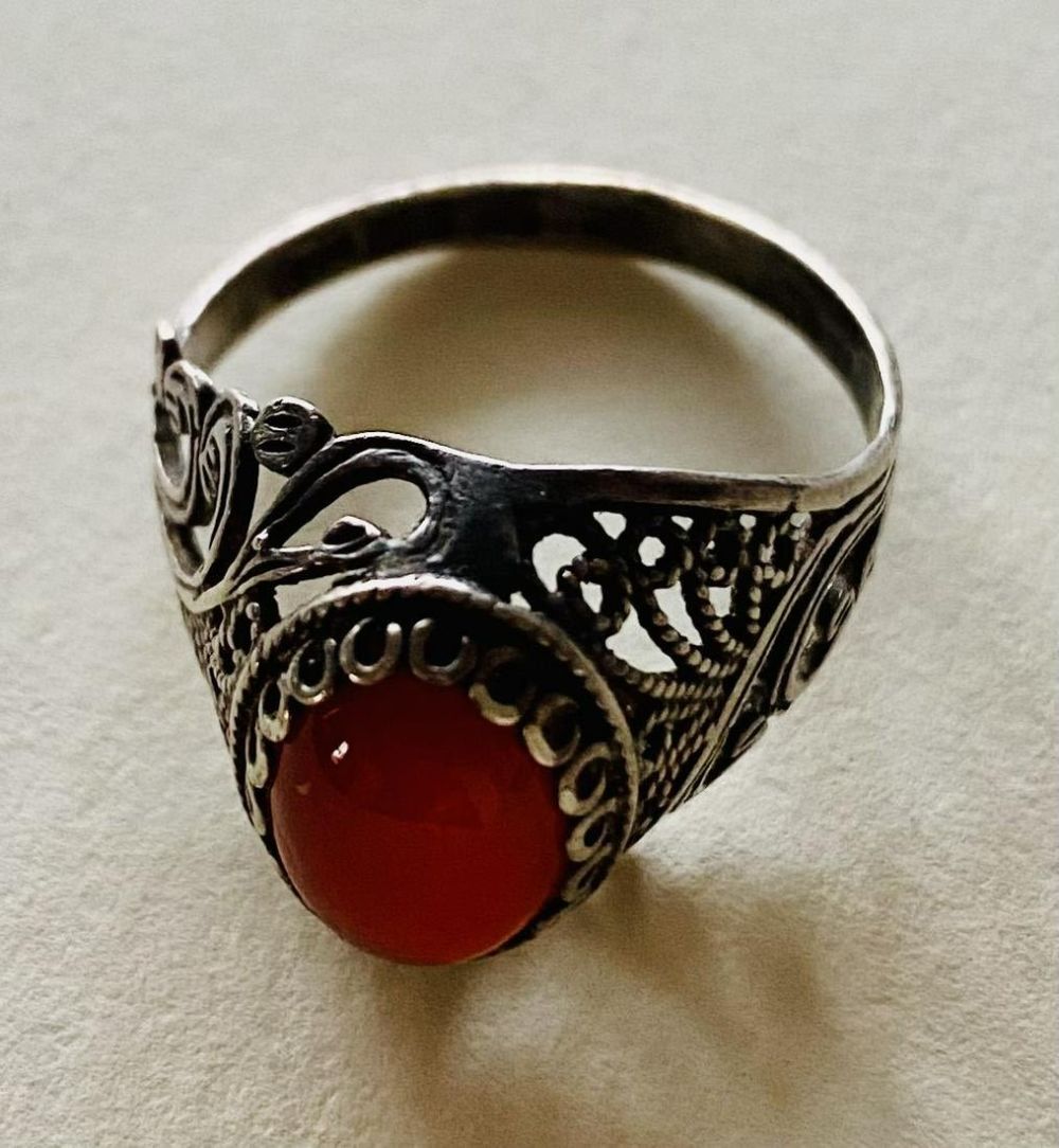 Lot 353: Sterling filigree carnelian vintage ring