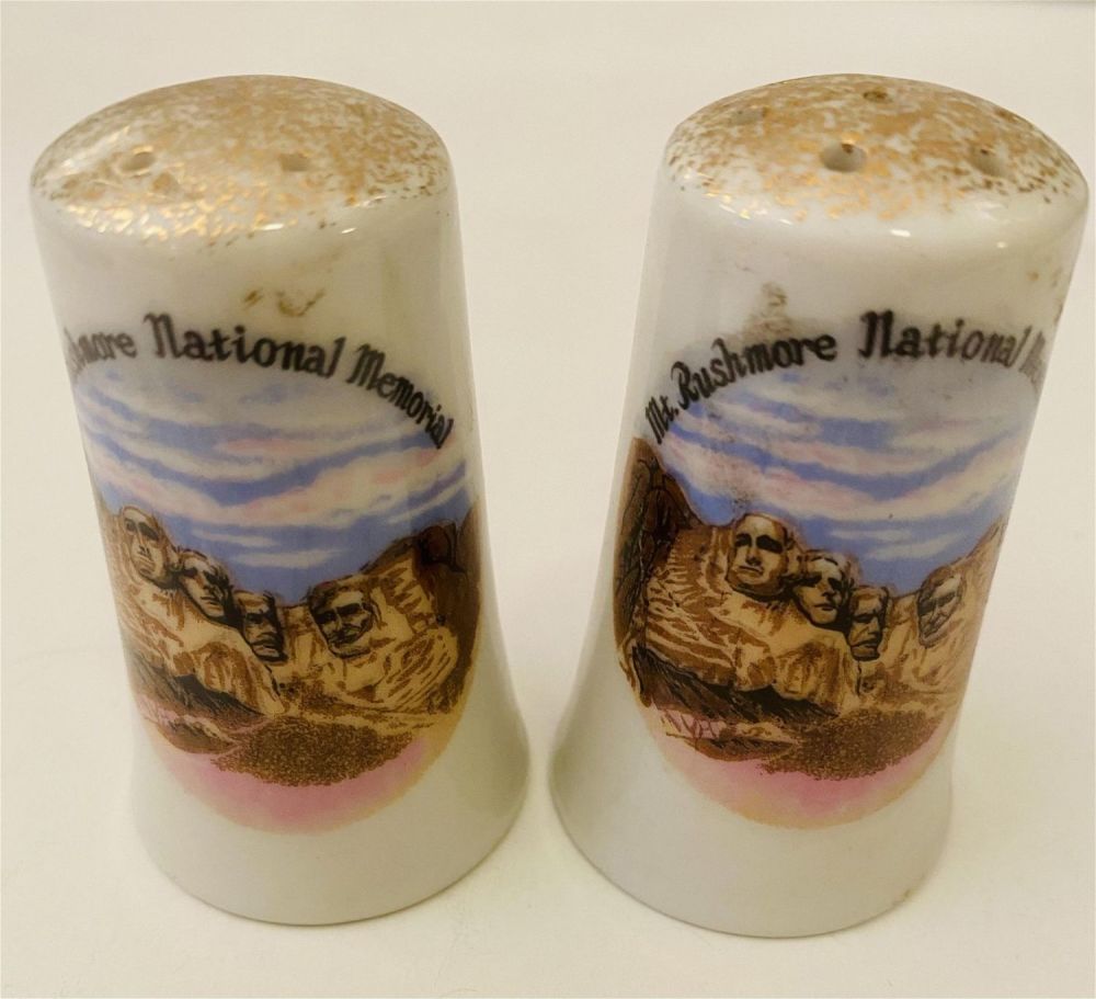 Lot 354: Mount Rushmore salt and pepper vintage