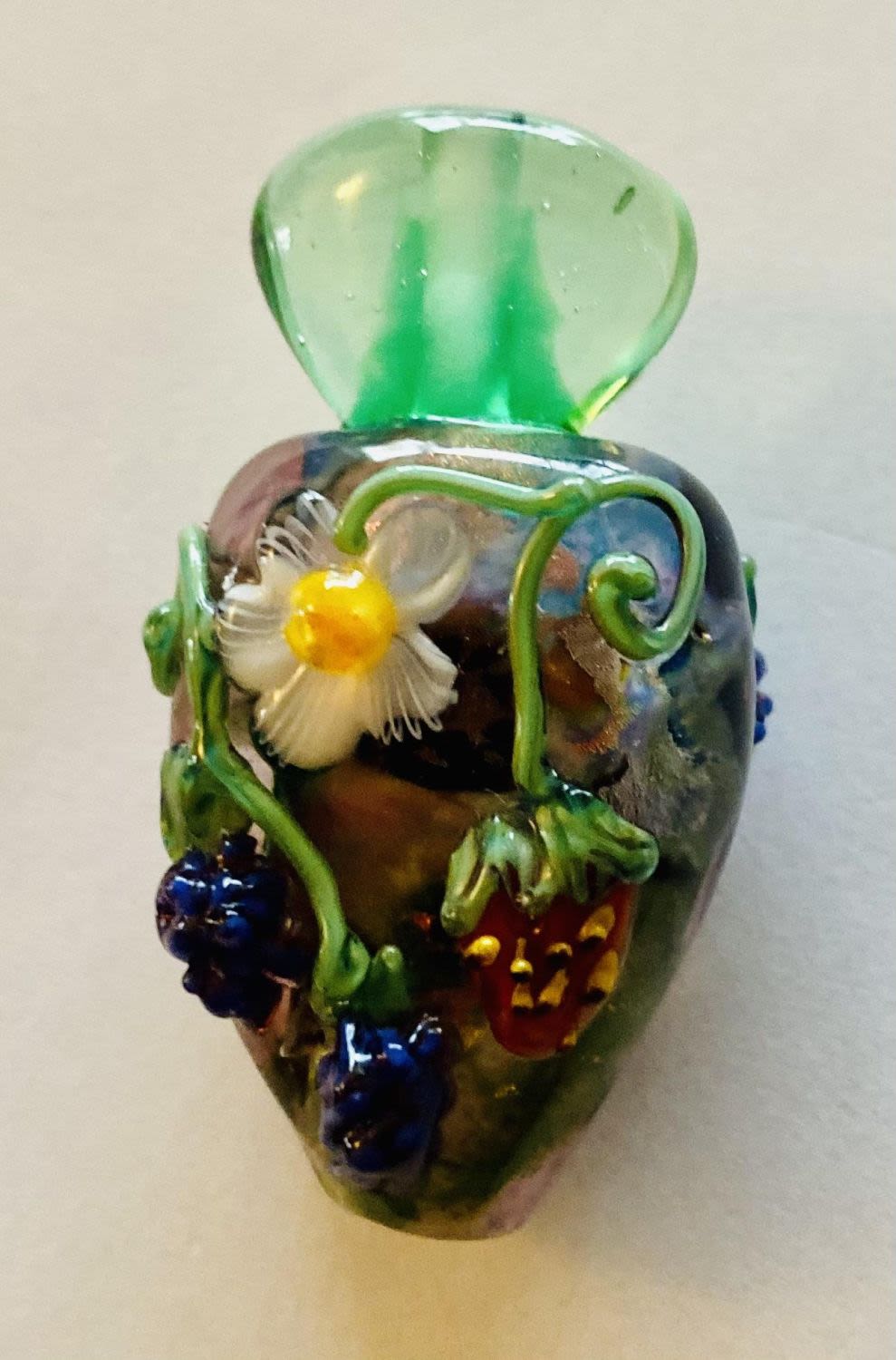 Lot 378: Leah Fairbanks glass lampwork bead pendant
