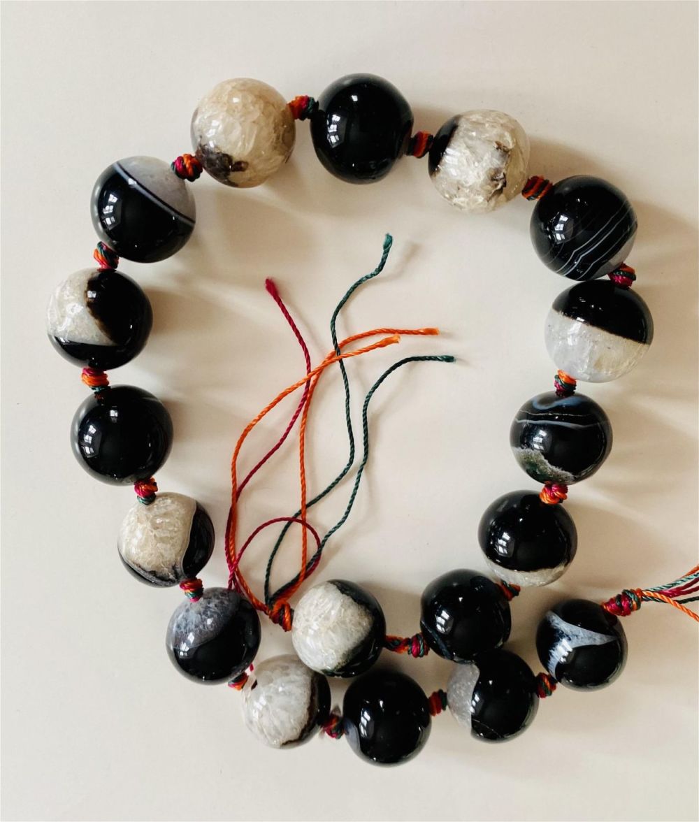 Lot 451: Banded agate round large beads