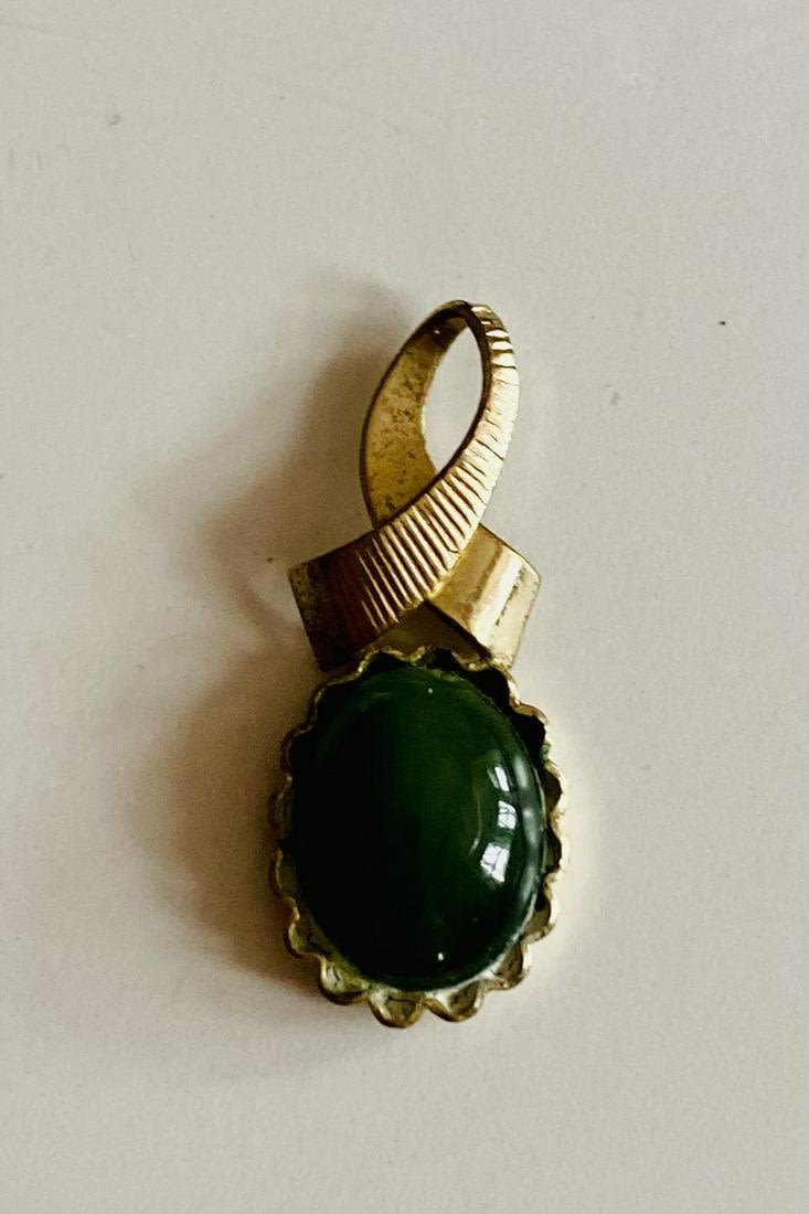 Lot 454: Jade oval pendant vintage