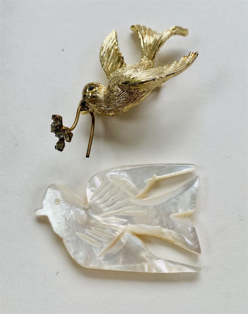 Lot 191: Bird - mother of pearl carved and bird pin gold fill