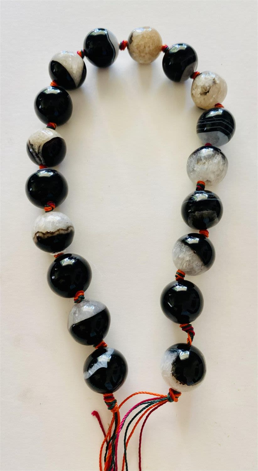 Lot 252: Banded agate round beads