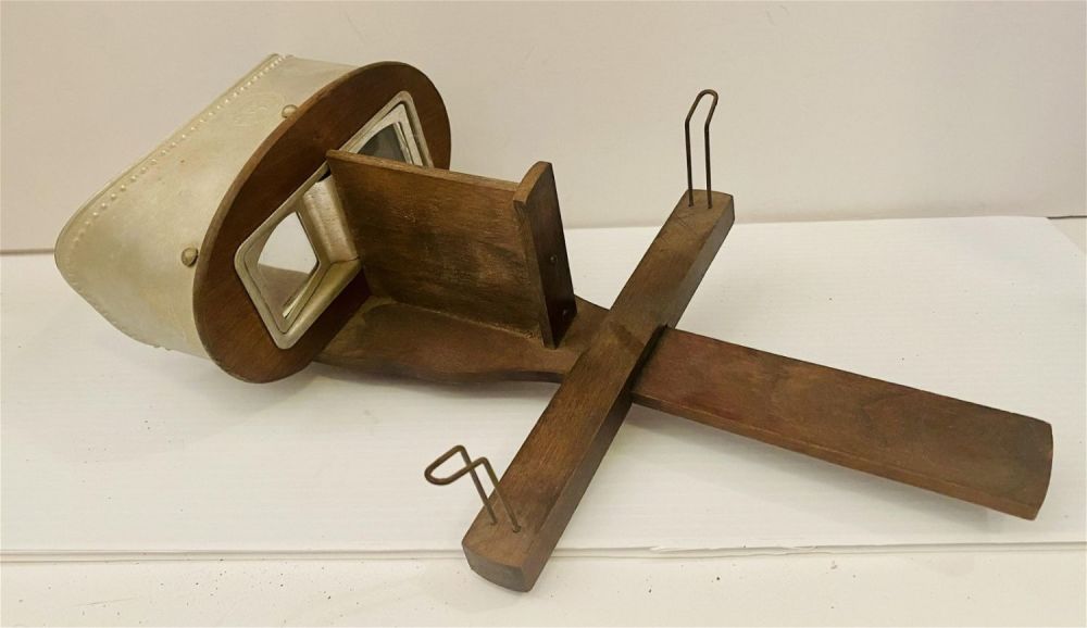 Lot 352: Stereoview vintage viewer