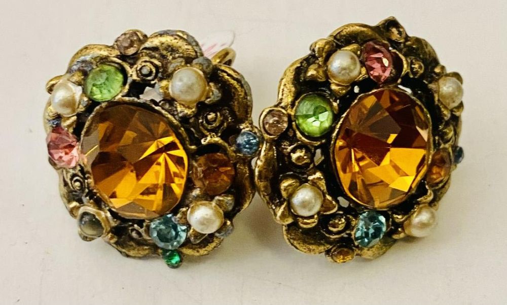 Lot 457: Costume stone earrings screw back