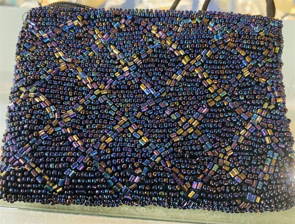 Lot 468: Beaded miniature vintage purse