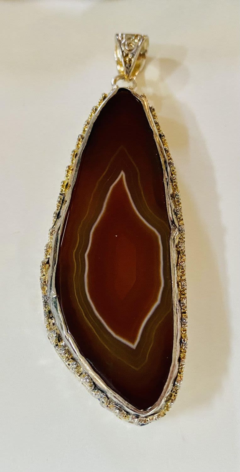Lot 165: Sterling agate pendant asymmetrical