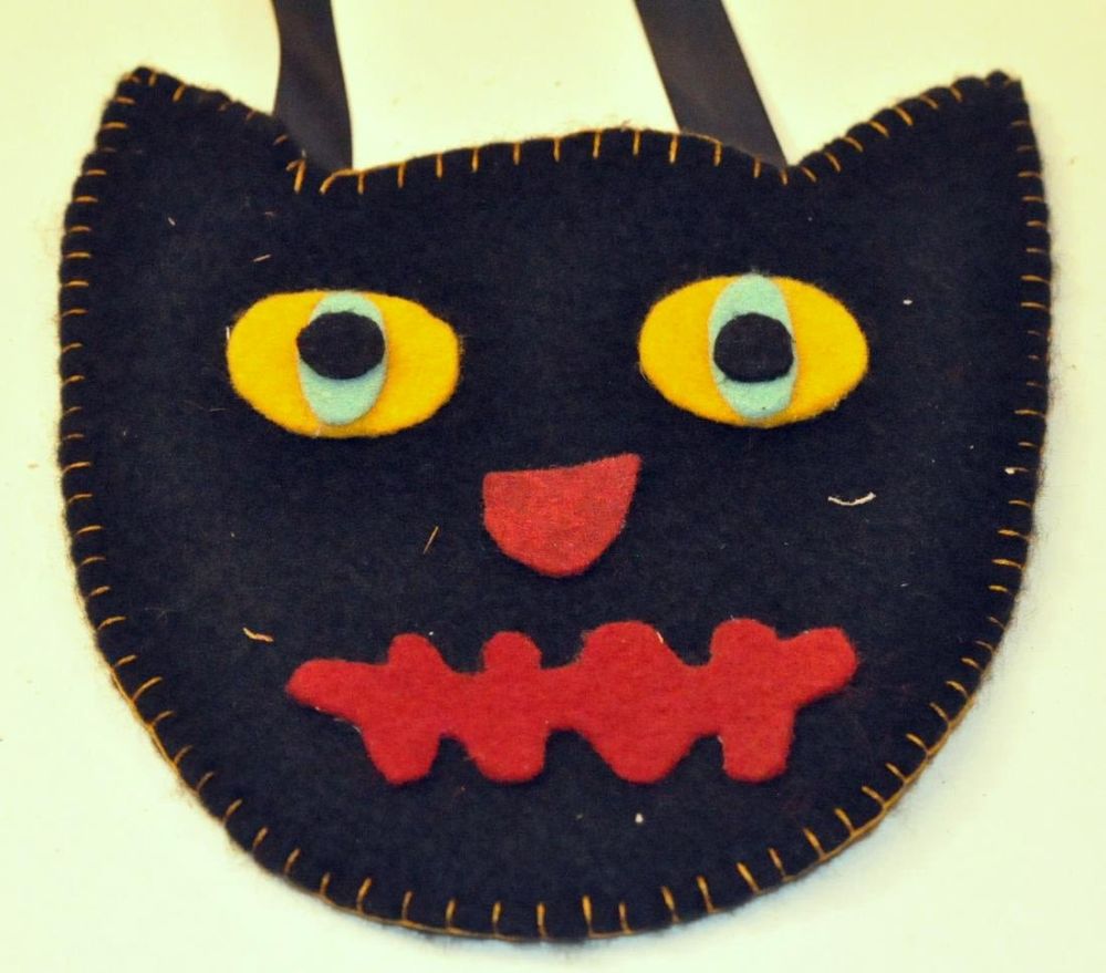 Lot 183: Halloween vintage cat bag