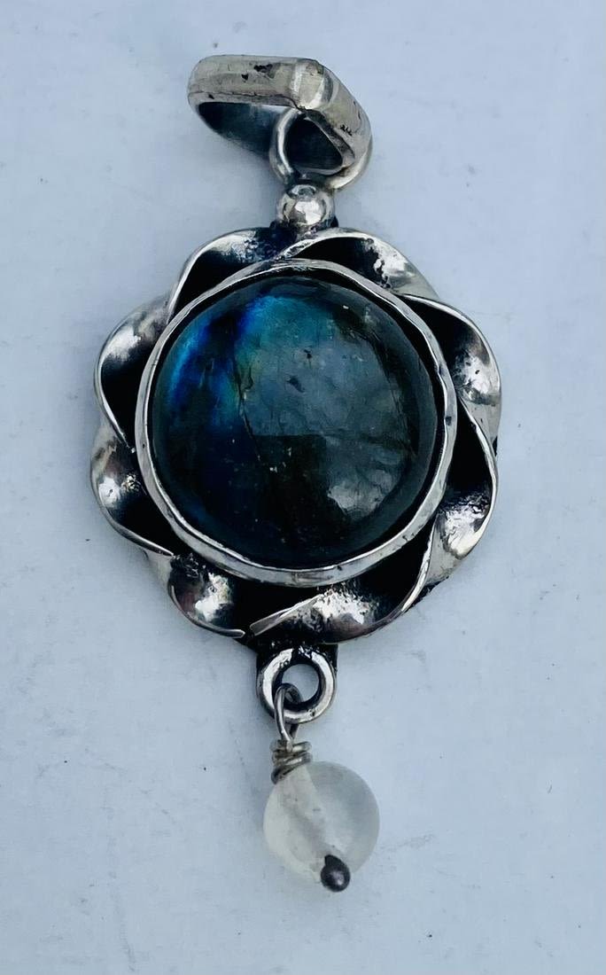 Lot 186: Labradorite cabochon pendant oval sterling