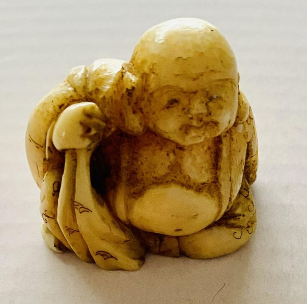 Lot 187: Netsuke carved Asian figure