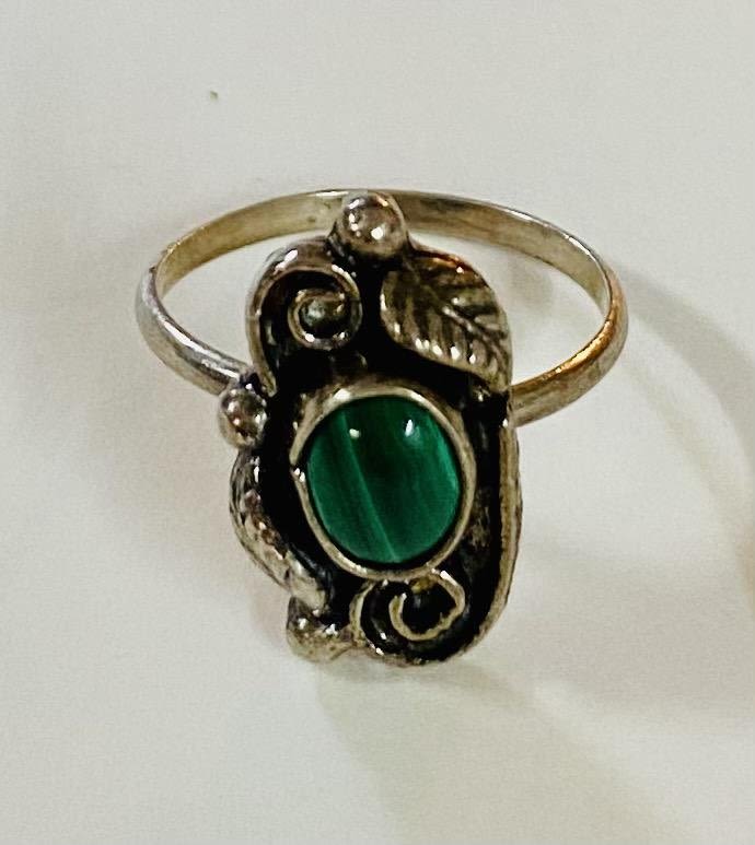 Lot 190: Sterling malachite ring vintage