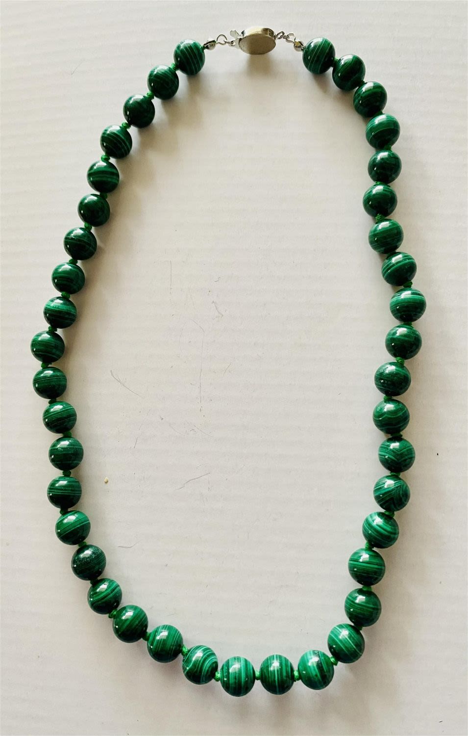 Lot 217: Malachite knotted beads necklace