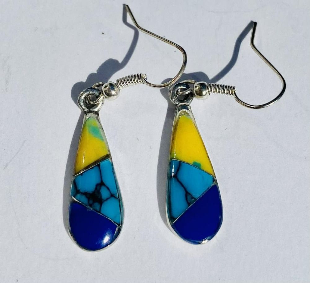 Lot 221: Long earrings French wires