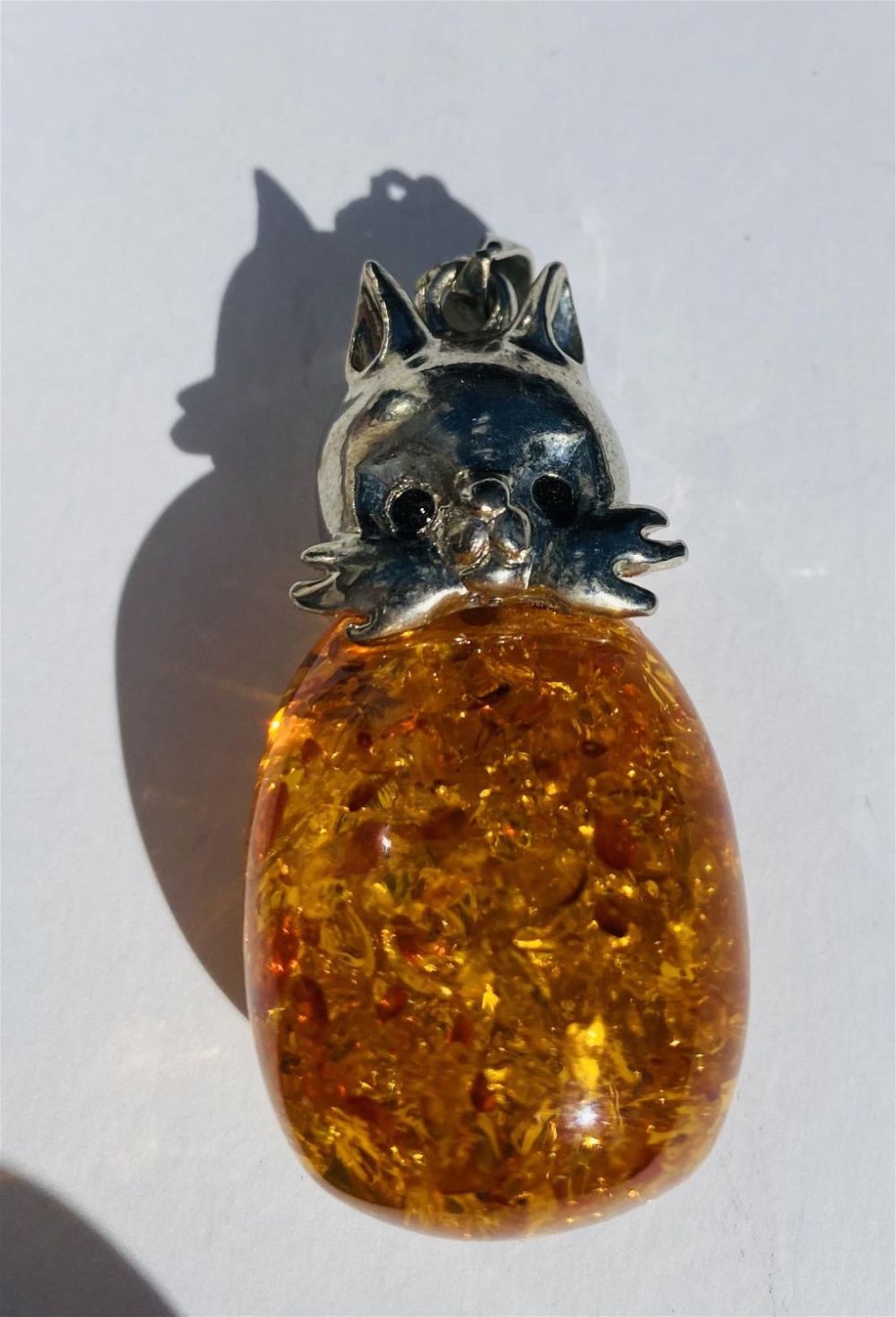 Lot 231: Amber  animal cat pendant