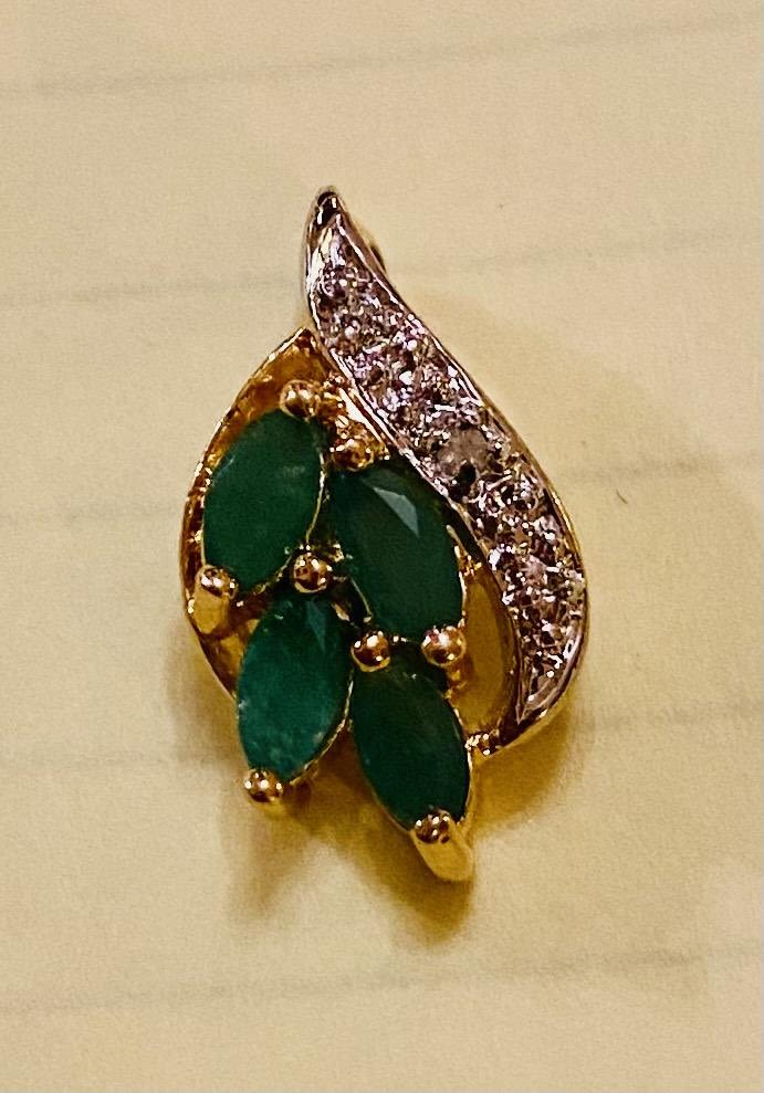 Lot 235: Emerald vermeil pendant