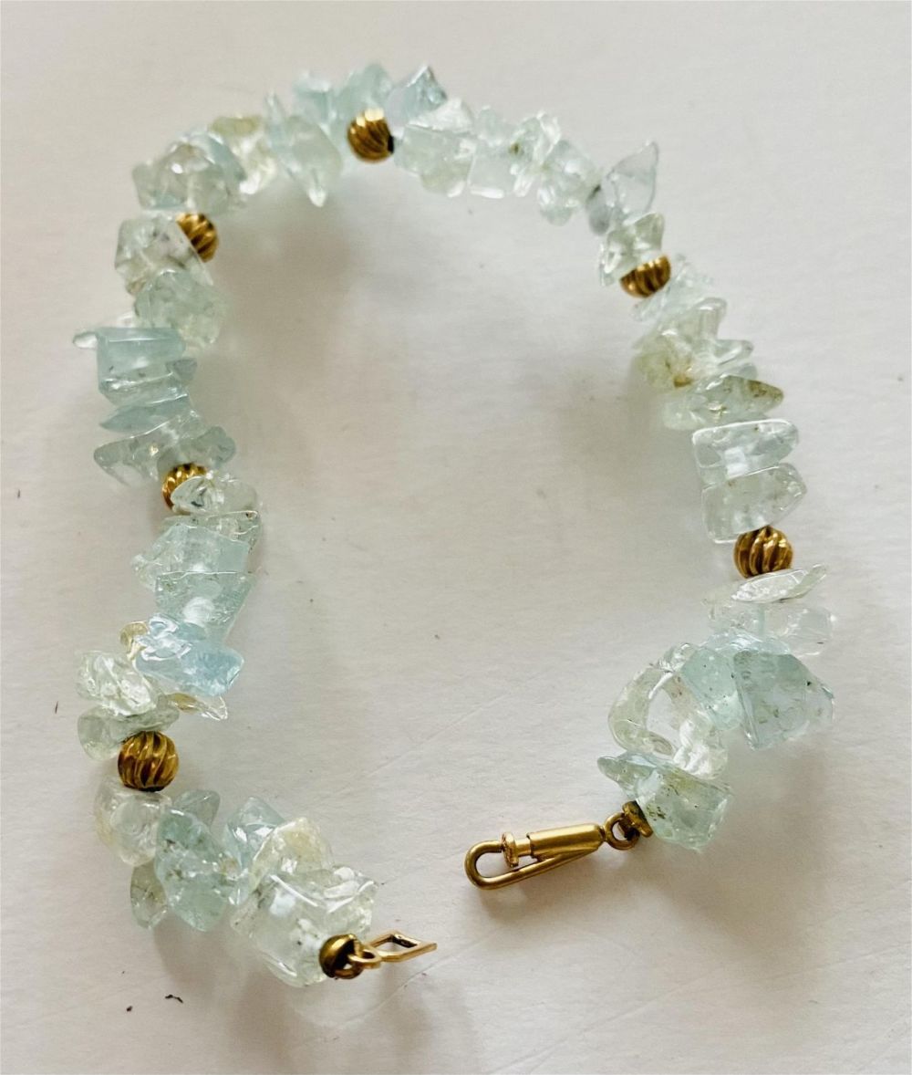 Lot 239: Aquamarine bracelet gold beads