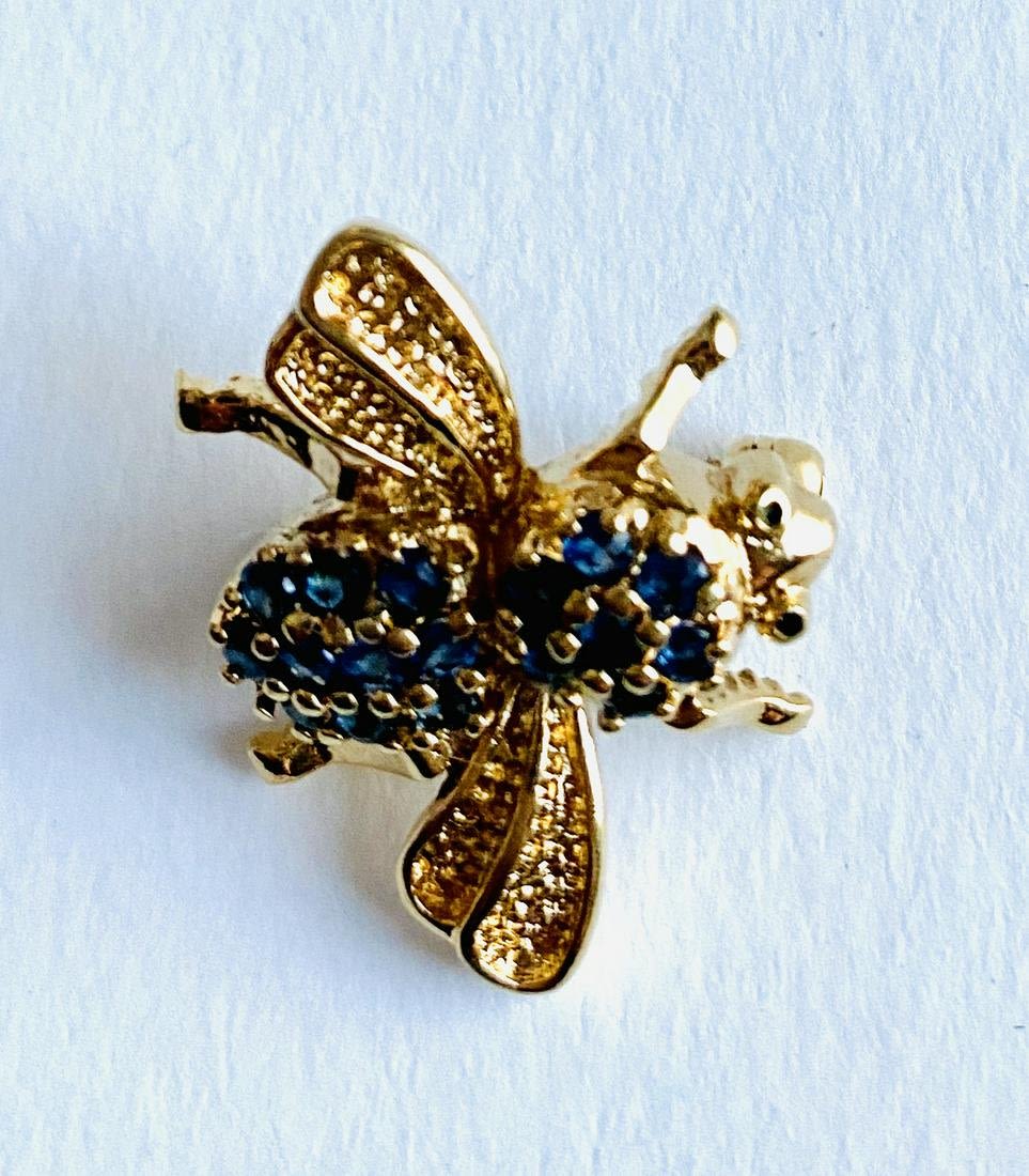 Lot 241: Sapphire bee pendant vermail