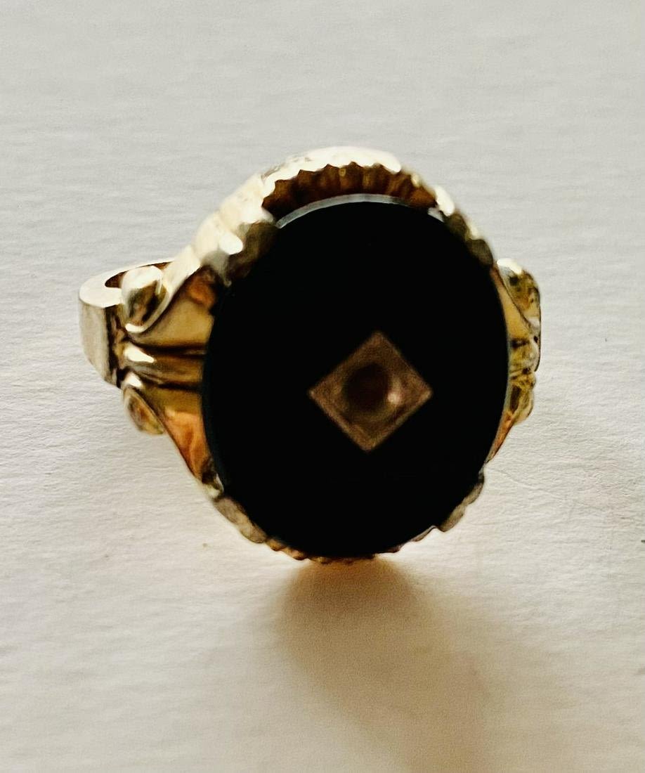 Lot 246: Vintage onyx gold fill ring