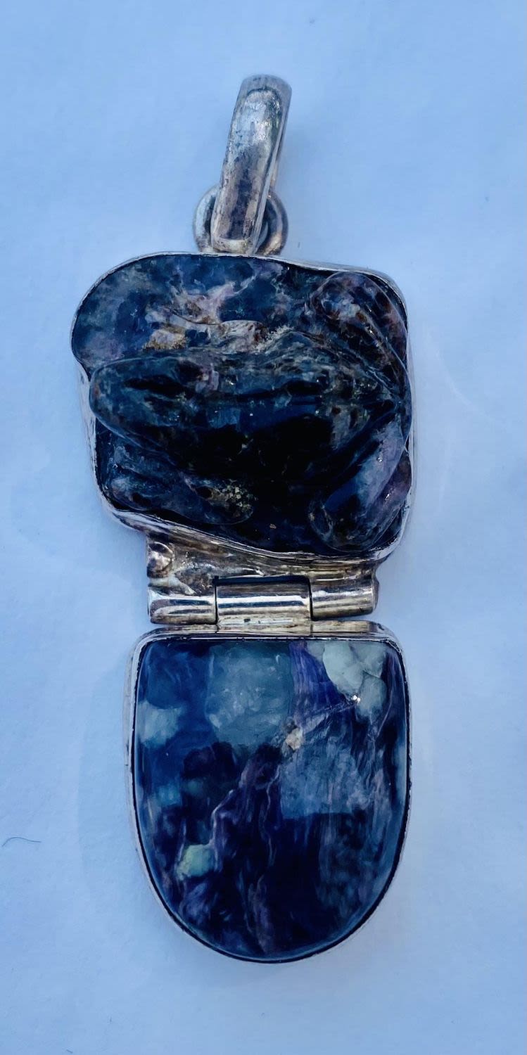 Lot 253: Carved frog hinged stone pendant
