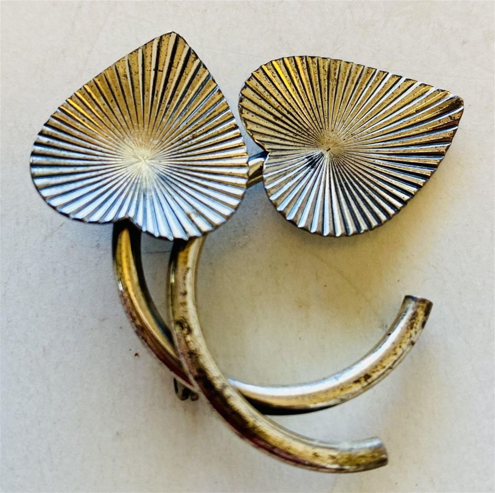 Lot 264: Vintage double heart pin signed