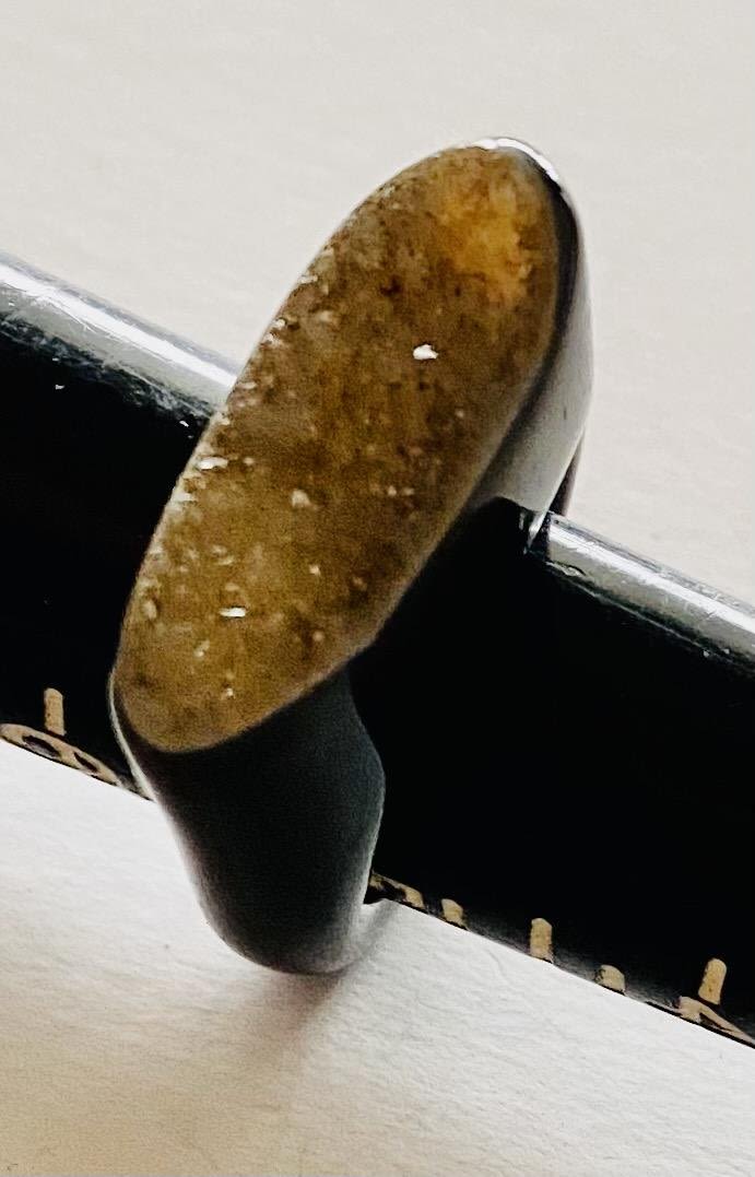 Lot 269: Agate banded ring /druzy crystal top