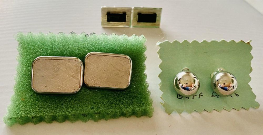 Lot 277: 3 pair of vintage cufflinks