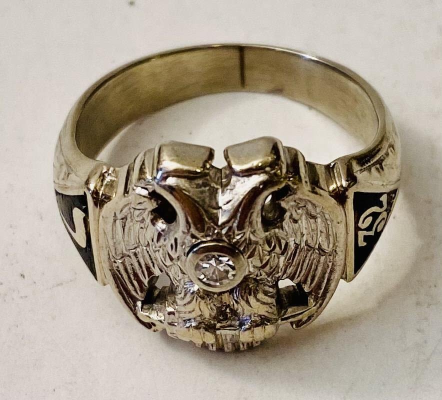 Lot 292: Masons white gold diamond ring