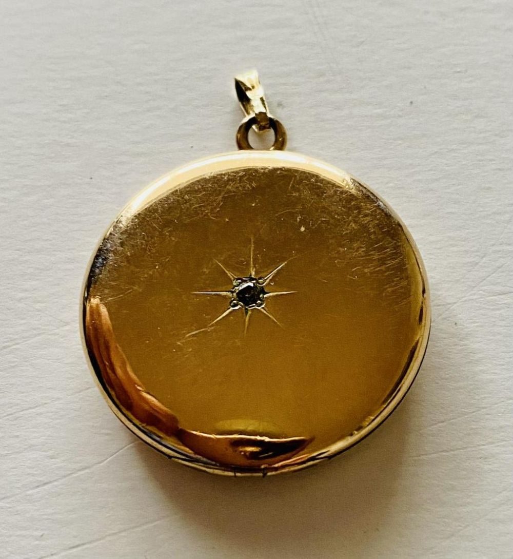 Lot 296: Locket antique photo pendant