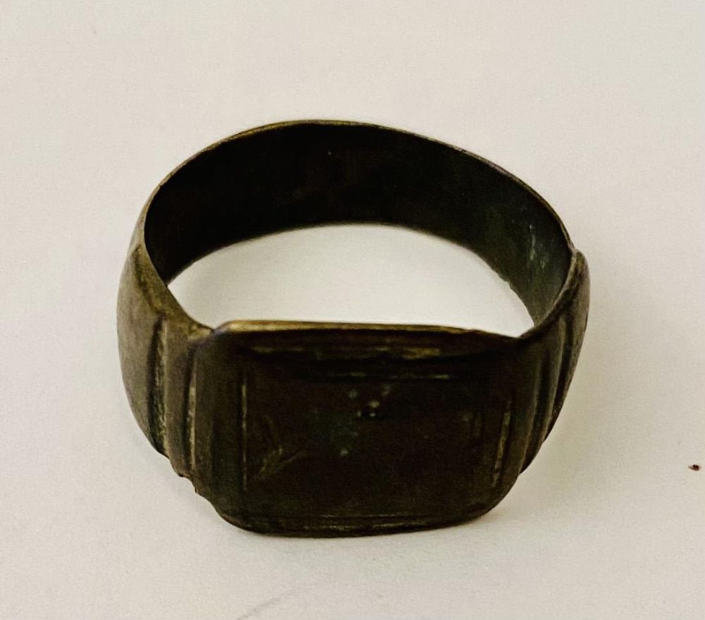 Lot 316: Roman bronze ancient ring